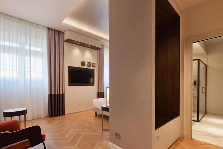 Room 82 of 163