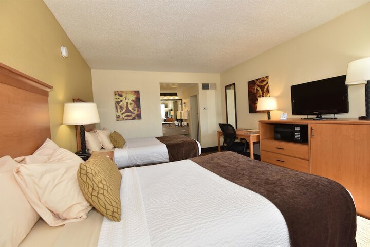 2 Queen Beds Microwave and Refrigerator WiFi Full Breakfast (2 of 6)