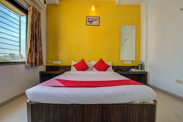 Room 5 of 9