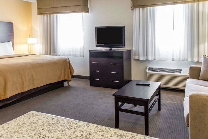1 Queen Bed Suite (12 of 21)