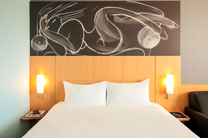 Room 4 of 98
