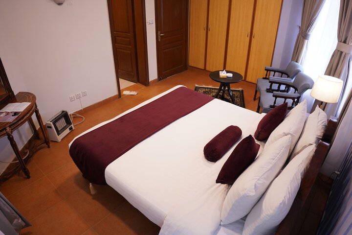 Room 10 of 18