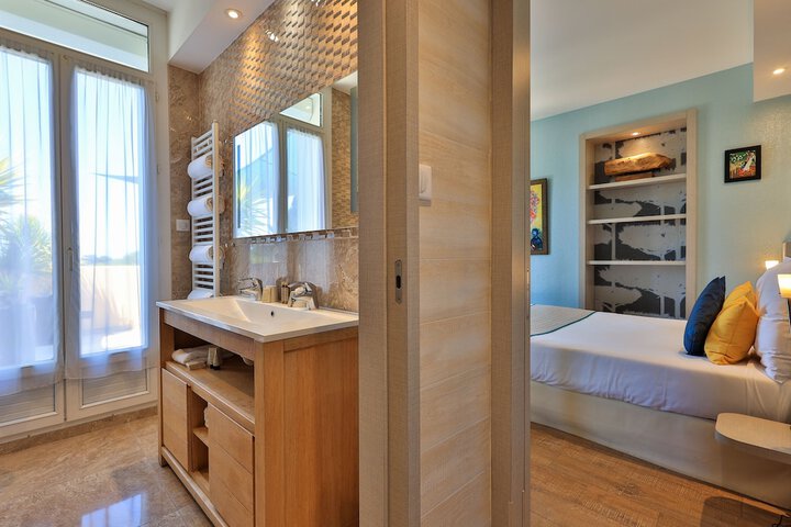 Room 60 of 77
