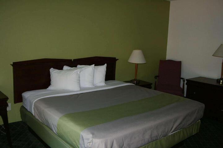1 King Bed (4 of 5)