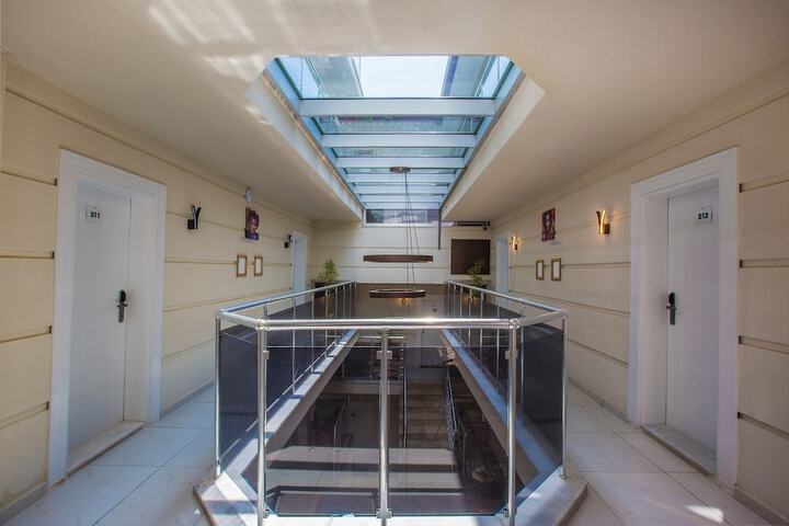 Ballroom/Hall 83 of 119