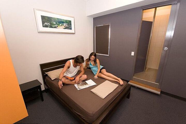 Room 10 of 32