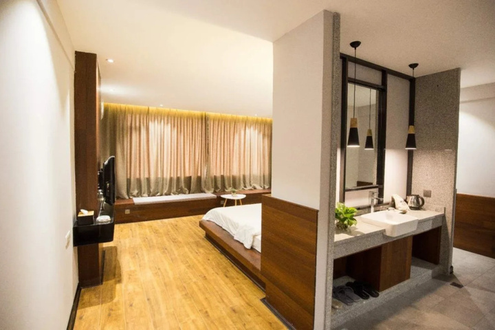 Room 4 of 11