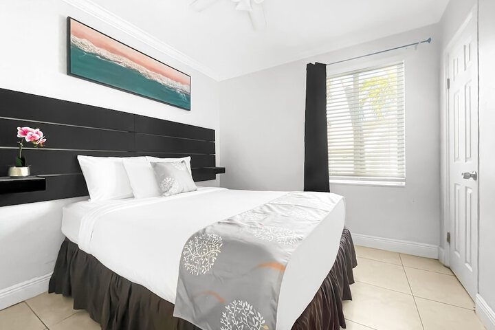Studio Queen Bed (5 of 15)