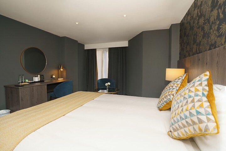 Room 33 of 295