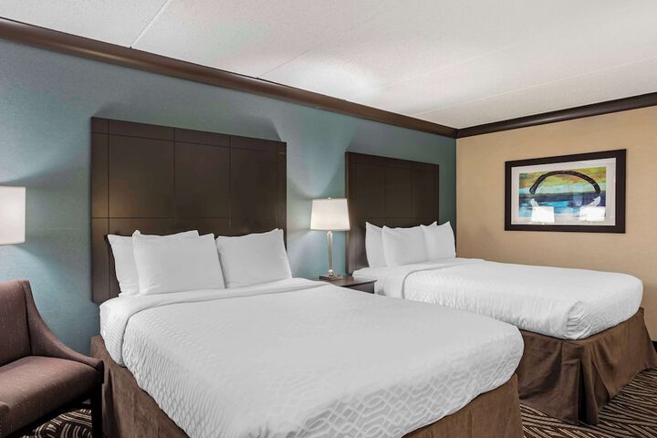 1 Queen Bed (7 of 12)