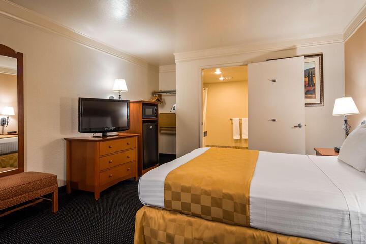 1 Queen Bed Microwave and Refrigerator WiFi Full Breakfast (3 of 16)