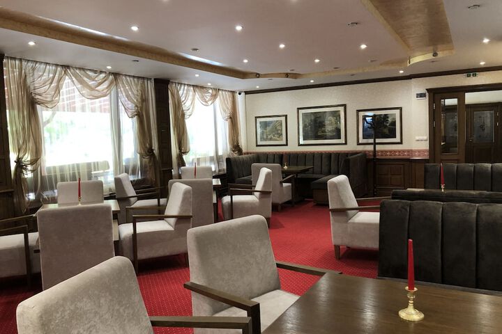 Lounge 28 of 47