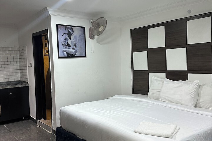 Room 16 of 33