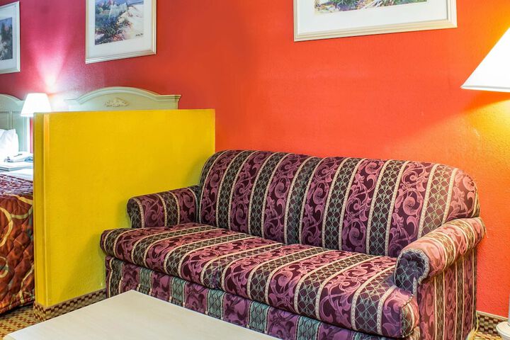 2 Queen Beds (10 of 13)