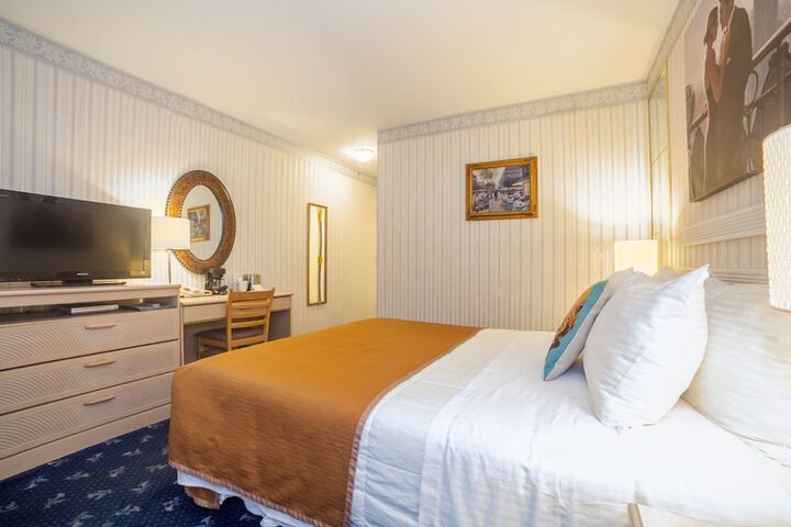 1 Queen Bed (5 of 8)