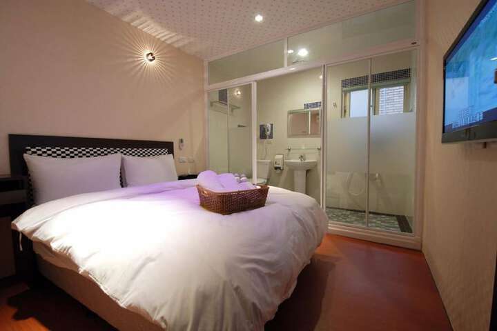 Room 7 of 16