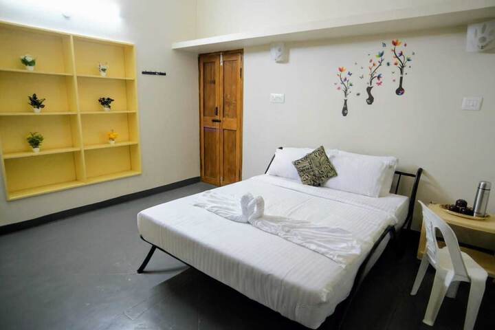 Room 16 of 100