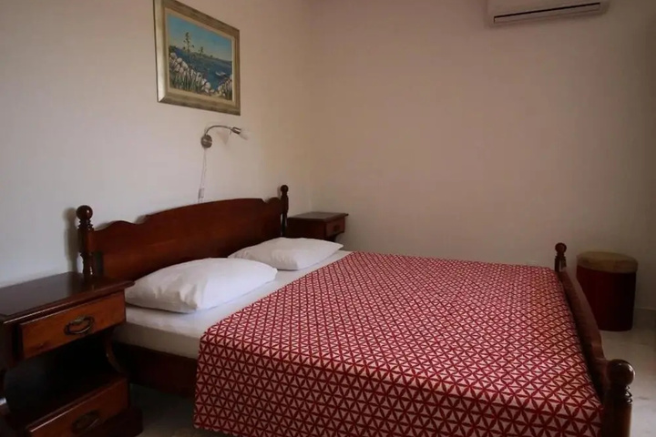 Room 6 of 14