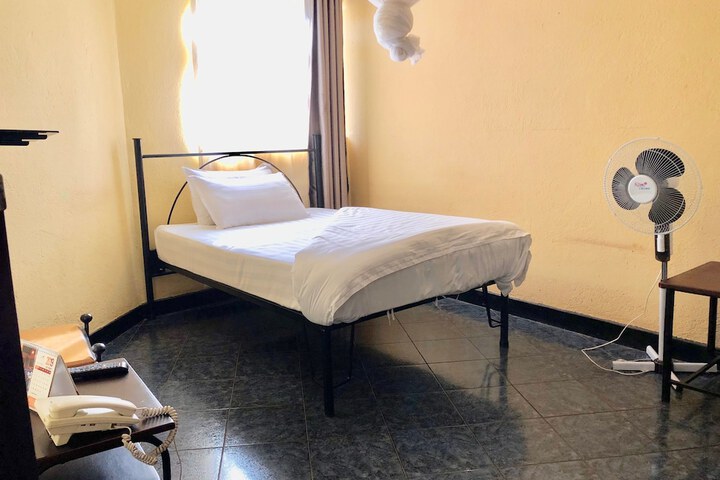 Room 13 of 32