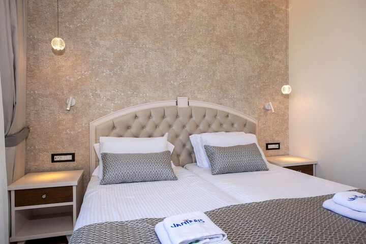 Room 47 of 156