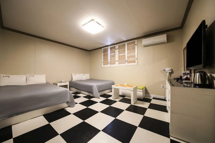 Room 8 of 11