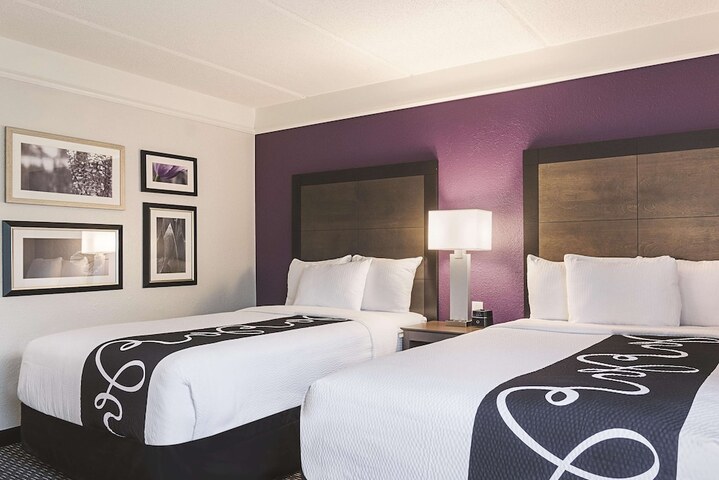 Double Deluxe King Bed (5 of 9)