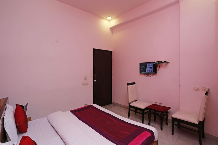 Room 11 of 18