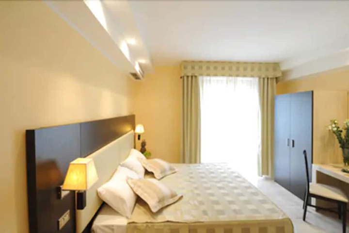 Room 10 of 16