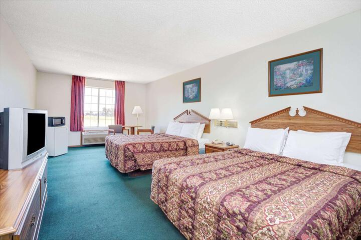 2 Queen Beds (9 of 16)