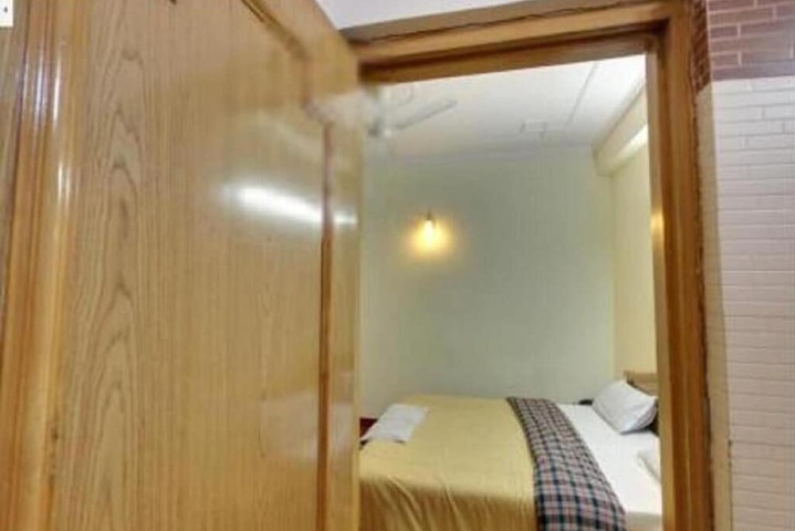 Room 12 of 32