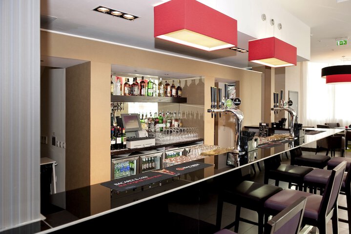 Lounge 44 of 55