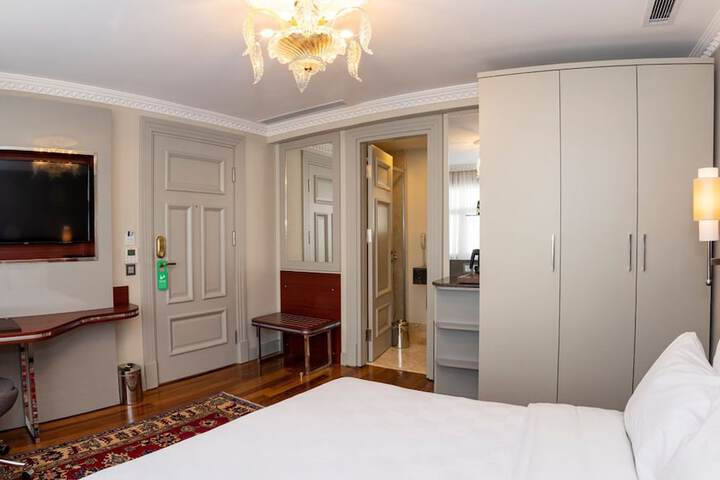 Room 26 of 102