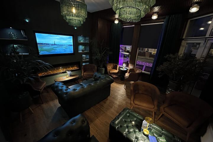 Lounge 28 of 31
