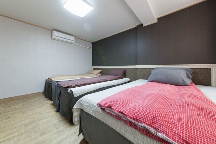 Room 3 of 43