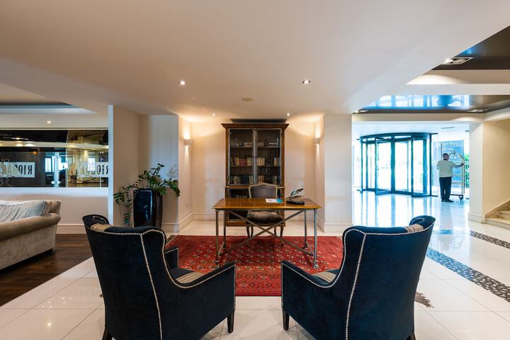 Lounge 48 of 71