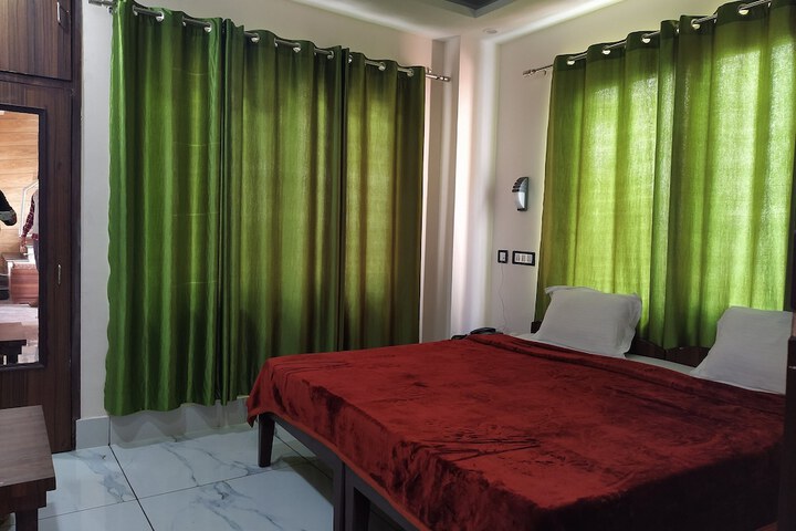 Room 10 of 34