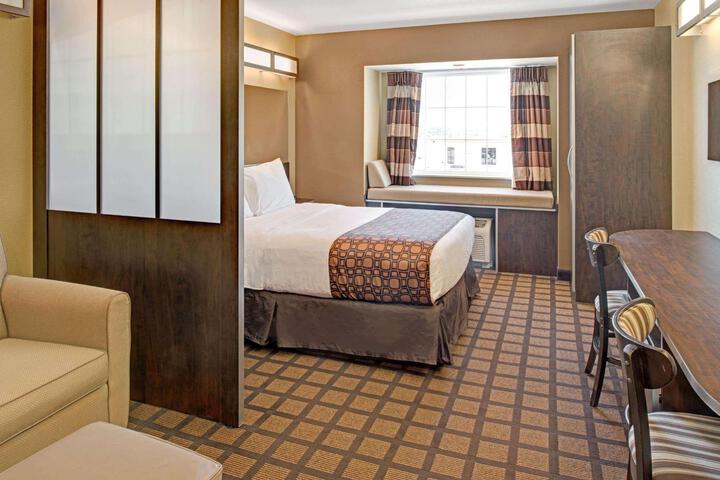 1 Queen Bed Mobility Hearing Impaired Accessible Room (19 of 44)