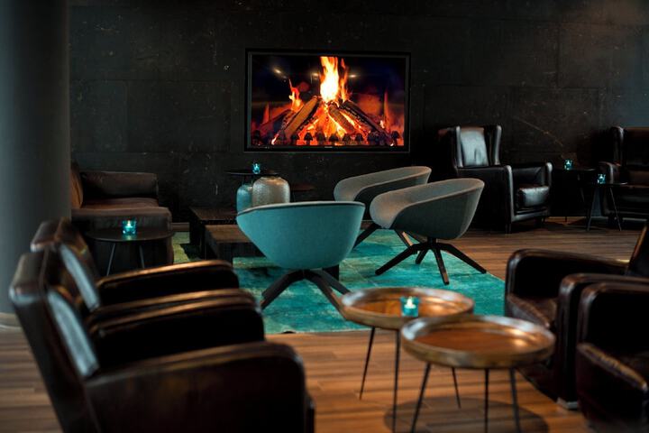 Lounge 37 of 44
