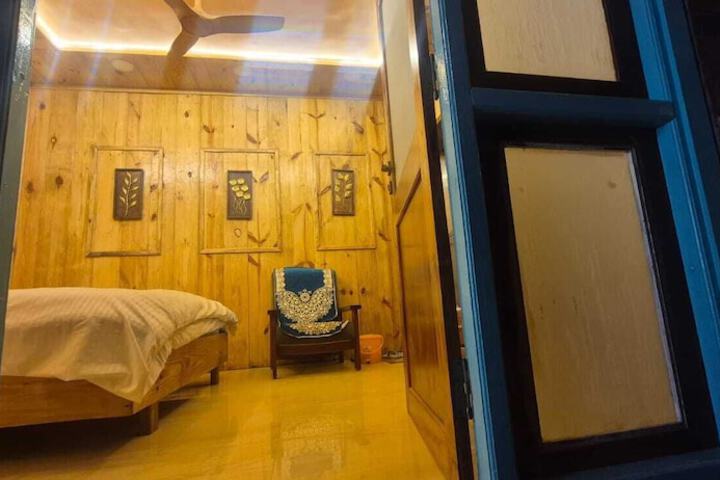 Room 5 of 15