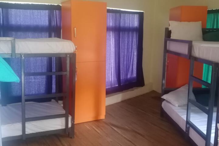 Room 6 of 10