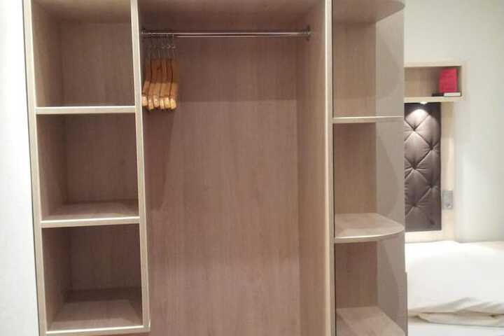 Room 6 of 77