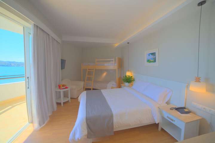 Room 8 of 208