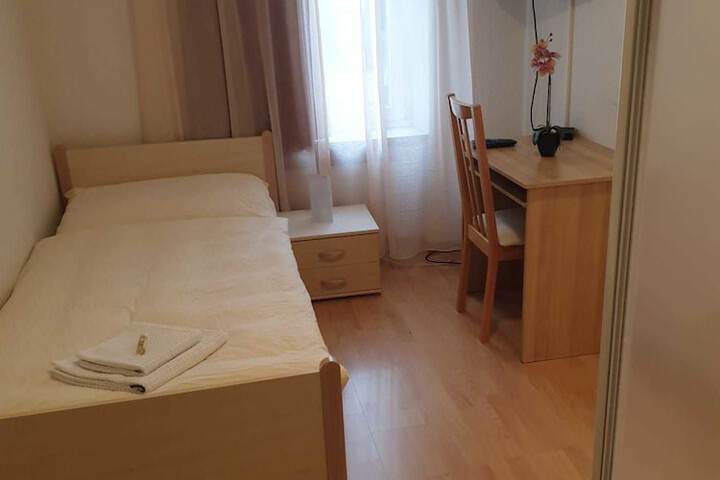 Room 4 of 28