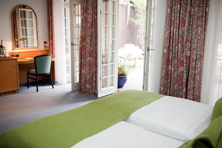 Room 7 of 28