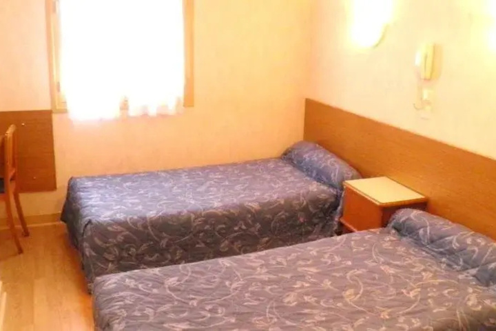 Room 6 of 13