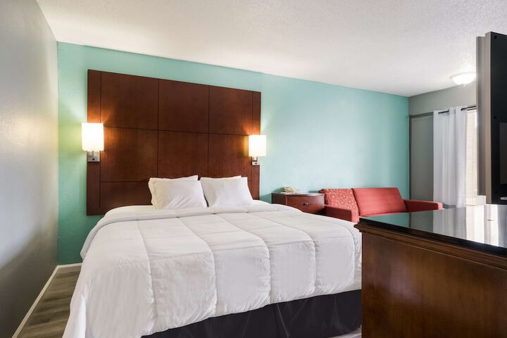 1 King Bed (11 of 18)