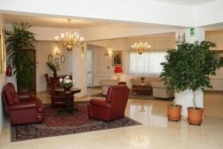 Lounge 17 of 21