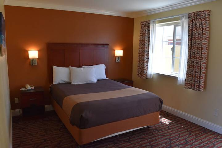 1 Queen Bed (8 of 9)