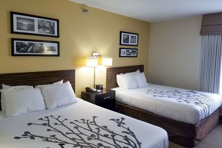 1 Queen Bed (18 of 18)