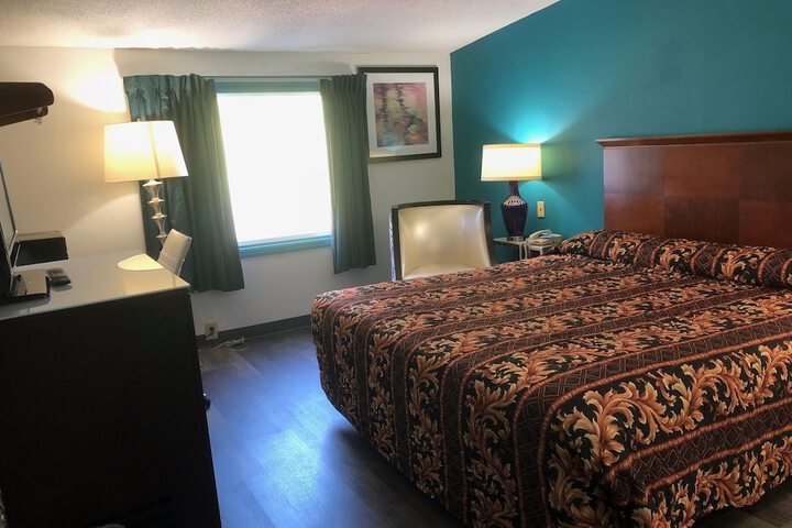 1 King Bed (3 of 9)